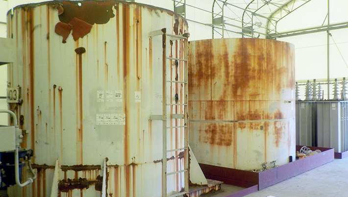 画像：テント倉庫内の低濃度PCB含有機器の積込み・運搬、低濃度PCB汚染タンクをトラックサイズへの解体