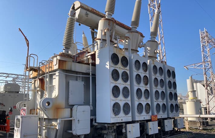 画像:テント倉庫内の低濃度PCB含有機器の積込み・運搬、低濃度PCB汚染タンクをトラックサイズへの解体