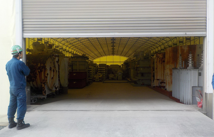 画像：施工風景01 低濃度PCB含有機器の確認